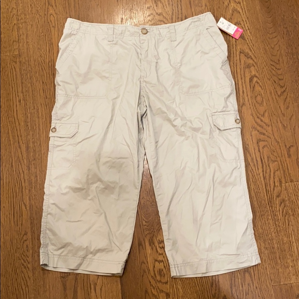 Women’s Khaki Cargo Capris